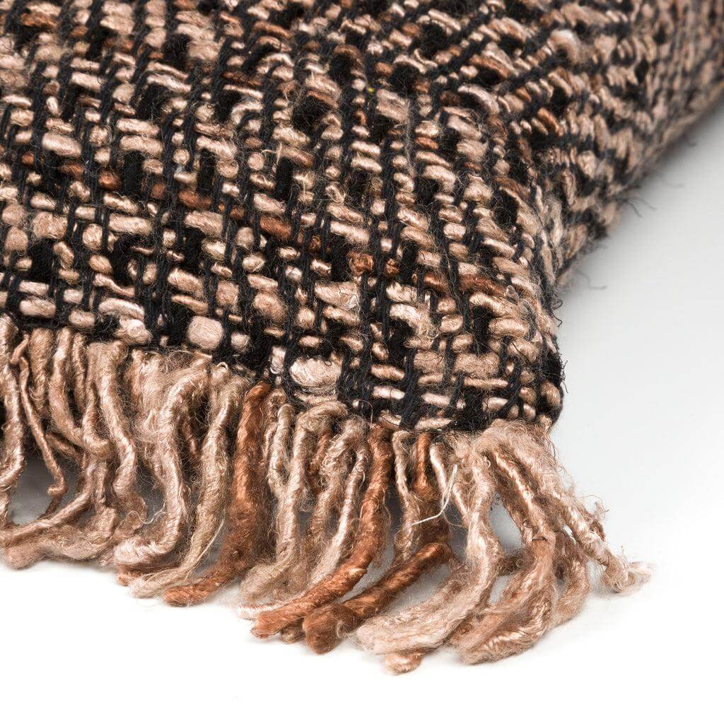 Detail van de De Oh My Gee kussenhoes in zwart koper, 60x60 cm met bohemian textuur en franjes, perfect voor chique interieur.
