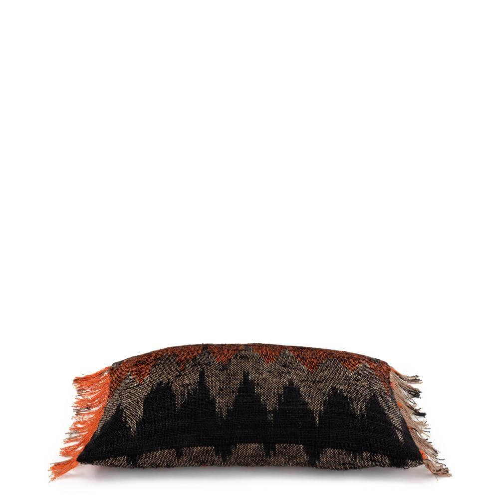 De Oh My Gee kussenhoes zwart oranje 30x50, handgemaakt katoen, boho vibe, zonder binnenkussen, uniek textiel product.