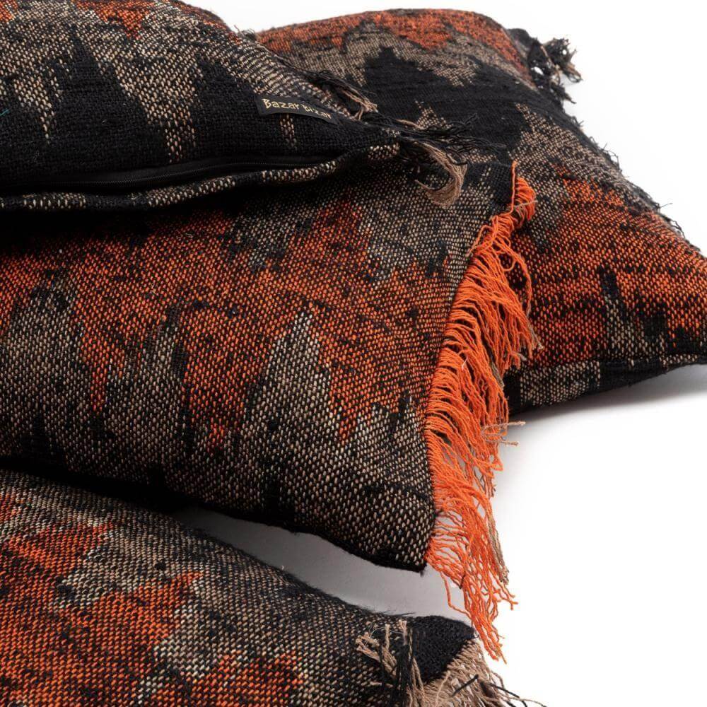 Boho kussenhoes zwart oranje katoen, toegevoegd textuurelement, voor woonkamer of tuin. Handgemaakt en geverfd, unieke stijl.