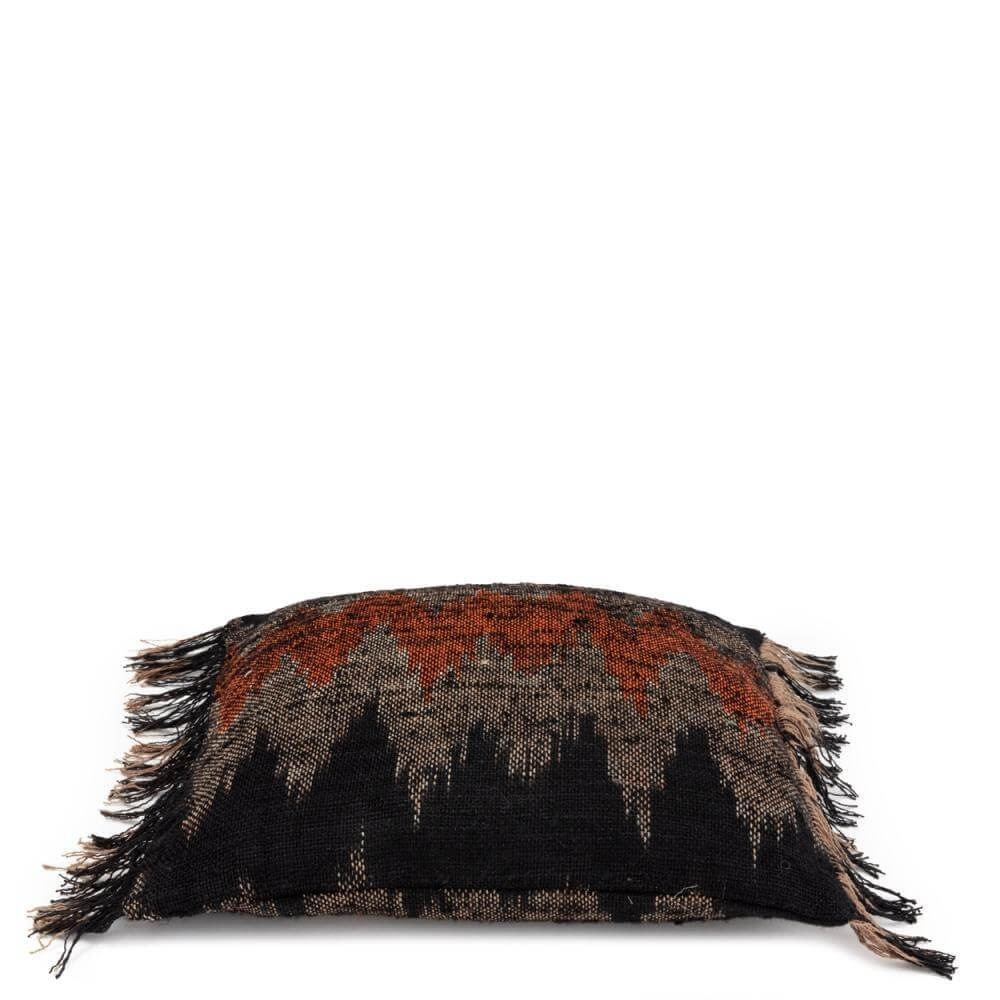 Zwart oranje kussenhoes 40x40 cm met boho design en franjes, handgemaakt katoenen textuur. Perfect voor woon- of slaapkamer.
