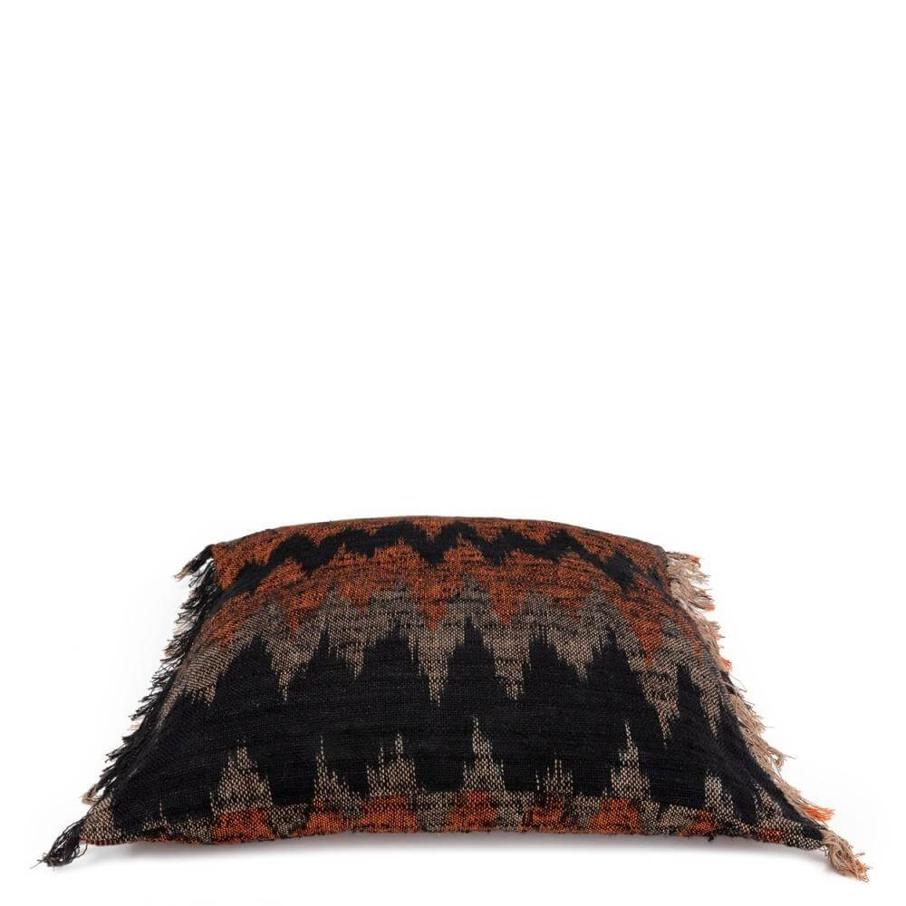 Boho stijl kussenhoes in zwart en oranje, 60x60 cm, handgemaakt en met textuurelement, perfecte aanvulling voor uw woonkamer decor.