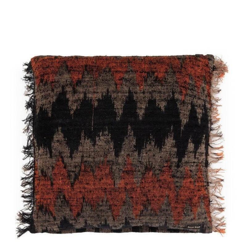 Handgemaakte zwarte en oranje kussenhoes, 60x60 cm, voor een boho vibe thuis. Perfect voor woonkamer of tuin. Geen binnenkussen.
