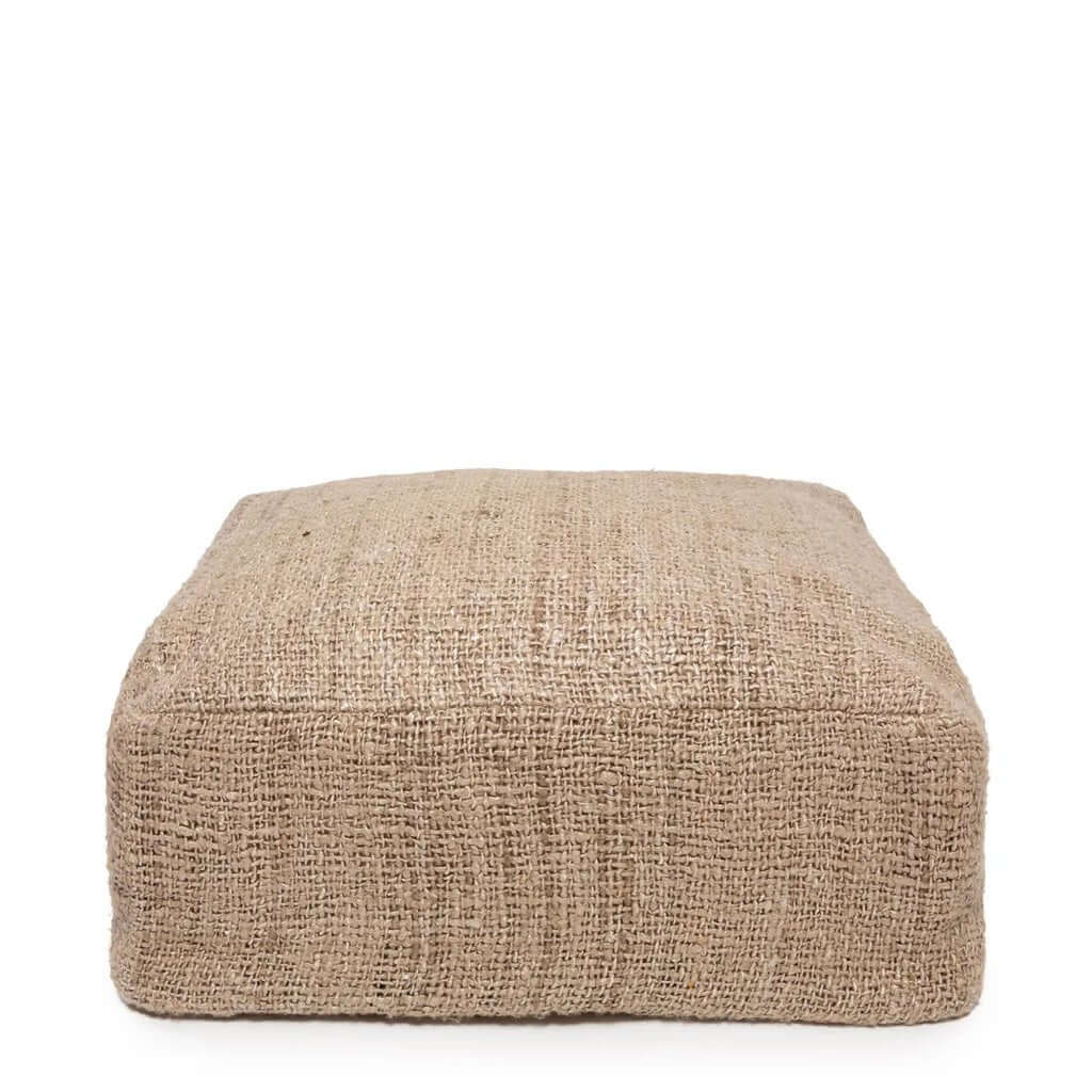 Zachte beige katoenen poef, perfect voor stijlvol comfort in huis of overdekte buitenruimte, gemaakt van duurzame materialen.