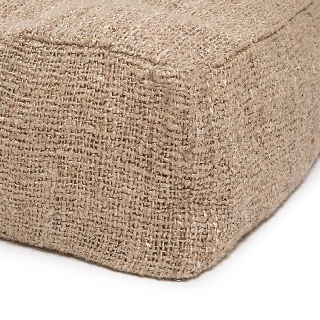 Beige katoenen poef van De Oh My Gee, perfect voor huis en buiten, stijlvol en functioneel zitelement.