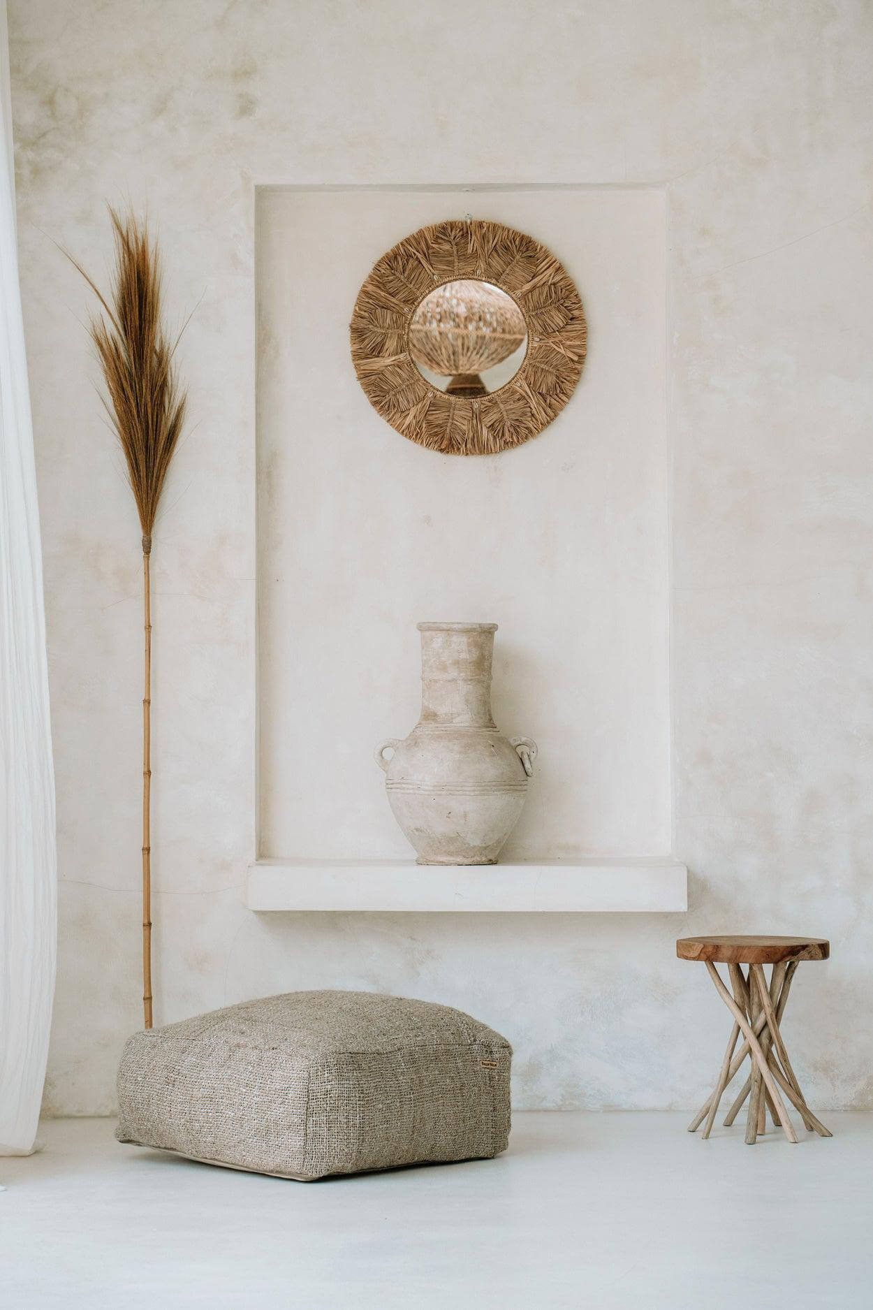 Beige katoenen poef in moderne woonkamer, met natuurlijke decoratie en accessoires.
