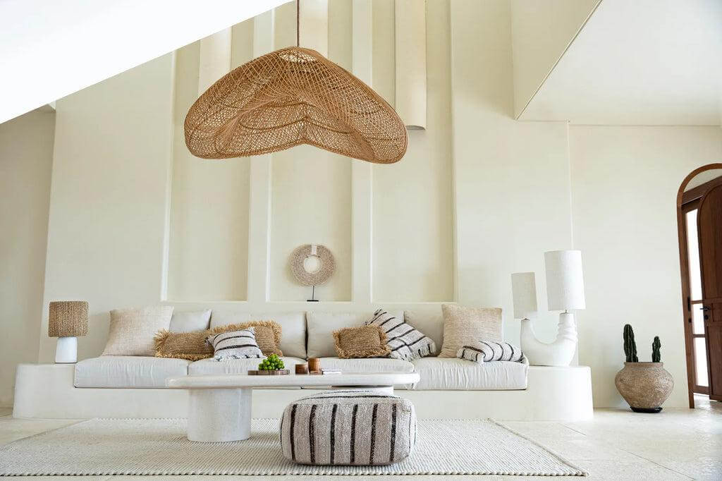 Bohemian woonkamer met katoenen poef en natuurlijke decoraties, perfecte mix van comfort en stijl.