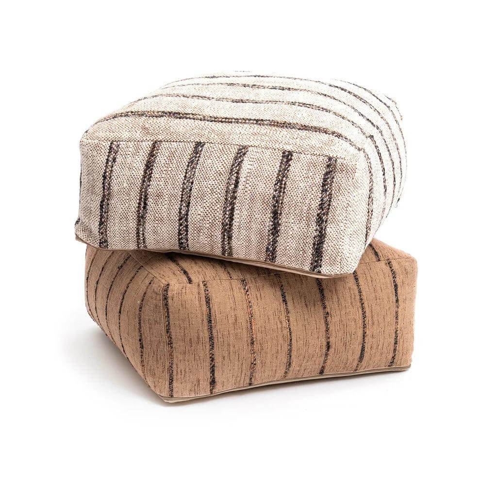 Twee gestreepte bohemian poefs van katoen, een witte en een bruine, - decoratieve en functionele zithoek accessoires.