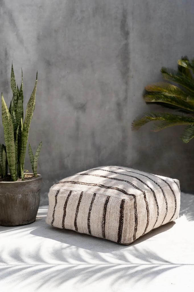 Bohemian poef van katoen in wit en strepen, perfect voor huis of tuin. Handgemaakt, stijlvol en veelzijdig als zitelement.