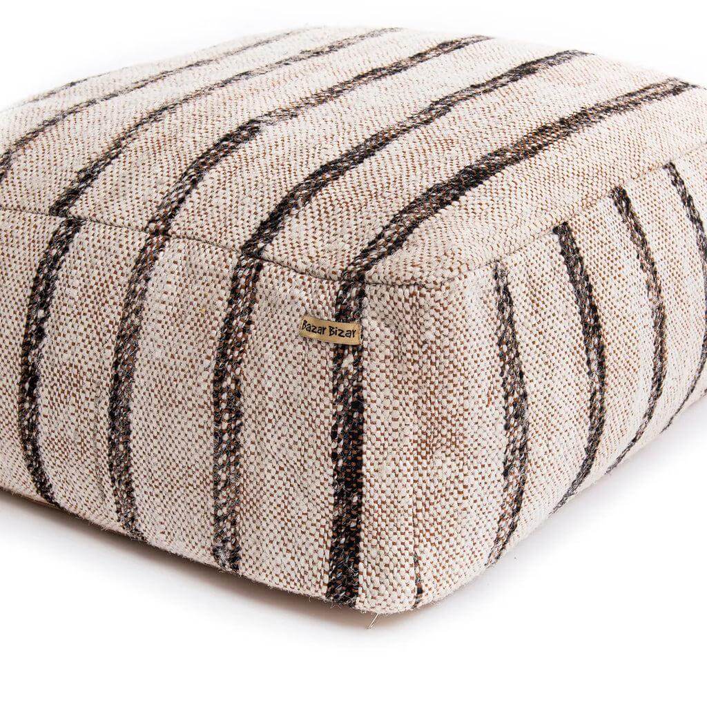 Katoenen Bohemien poef in wit met strepen, perfect voor huisdecor en comfortabel zitten. Handgemaakt, stijlvol en duurzaam ontworpen.