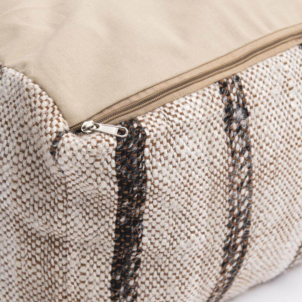 Detail van de Oh My Gee Poef Bohemian Wit met rits in katoenen textuur
