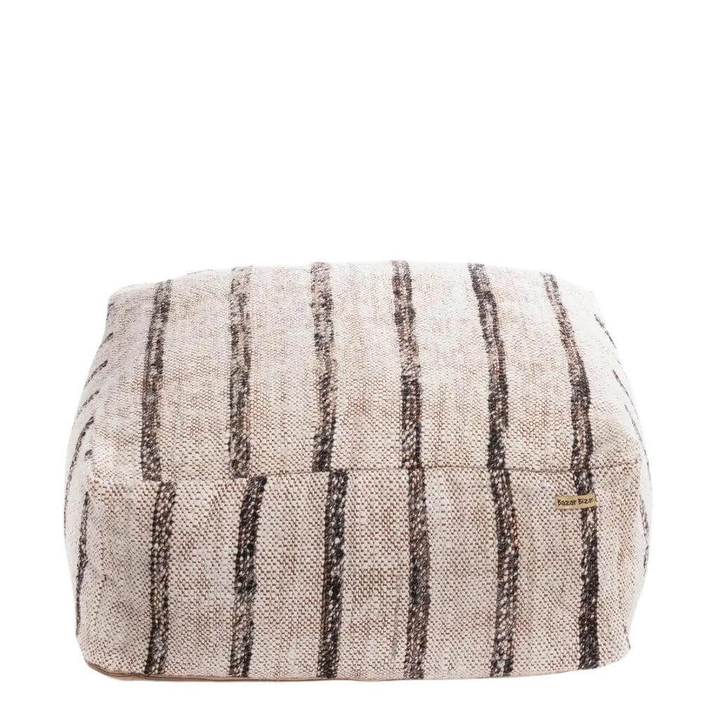 Bohemian witte katoenen poef met strepen, perfect voor binnen of overdekte buitenruimtes, stijlvol en comfortabel.