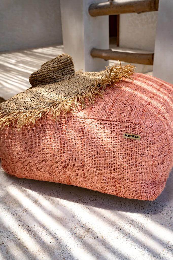 Zalmroze katoenen poef voor binnen en buiten, handgemaakt, stijlvol en comfortabel, perfect voor ontspanning en een kleuraccent.