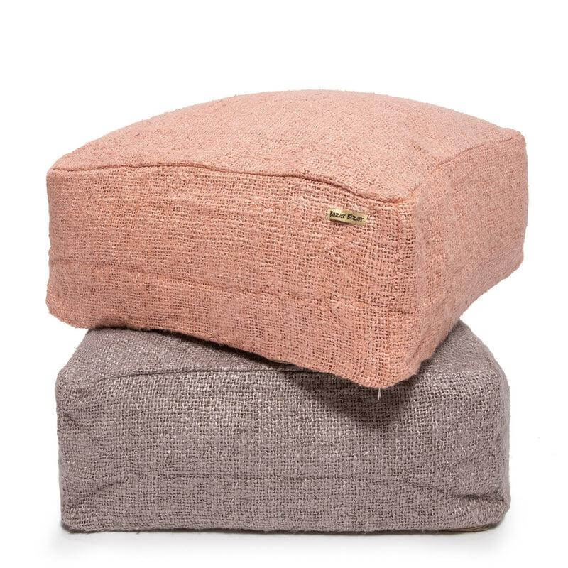 Twee gestapelde katoenen poefs in zalmroze en grijs, perfect voor huisdecor en comfort.