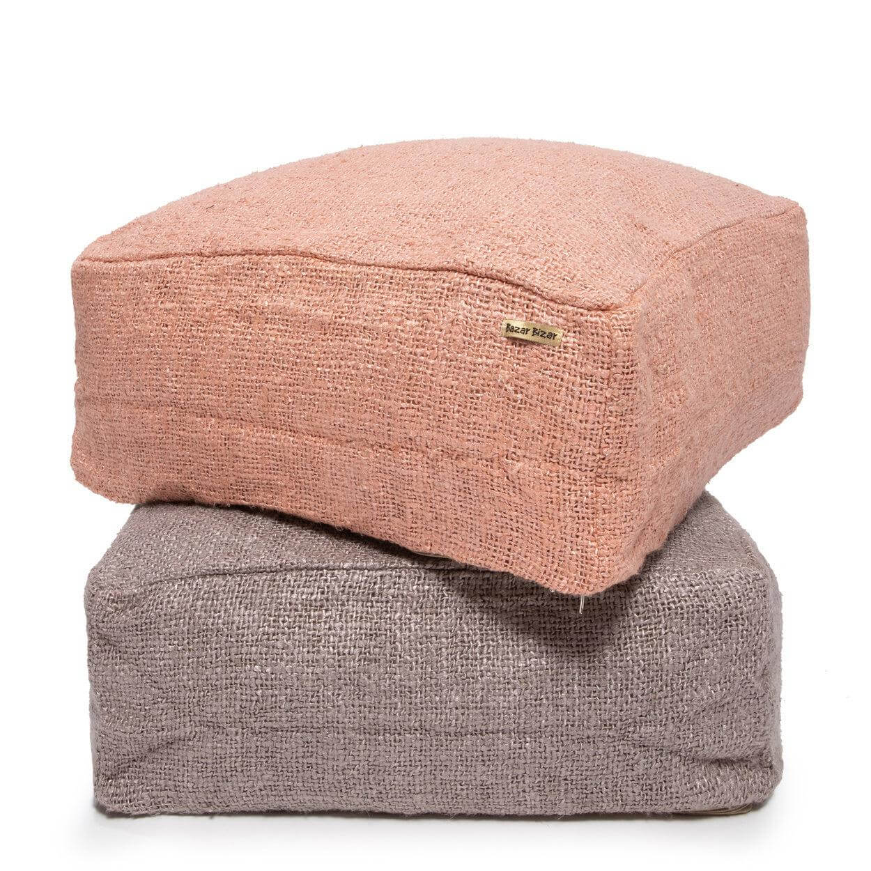 De Oh My Gee Poef in zalmroze en grijs, met de hand gemaakt van superzacht katoen, perfect voor stijlvol zitten of decoreren.