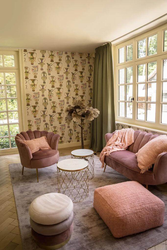 Gezellige woonkamer met zalmroze De Oh My Gee Poef en elegante meubels.