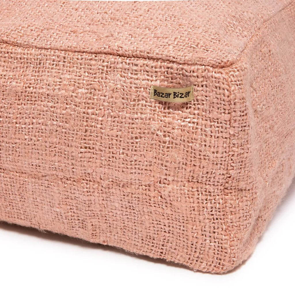 Zalm roze katoenen poef, handgemaakt en stijlvol voor interieur en overdekte buitenruimte.