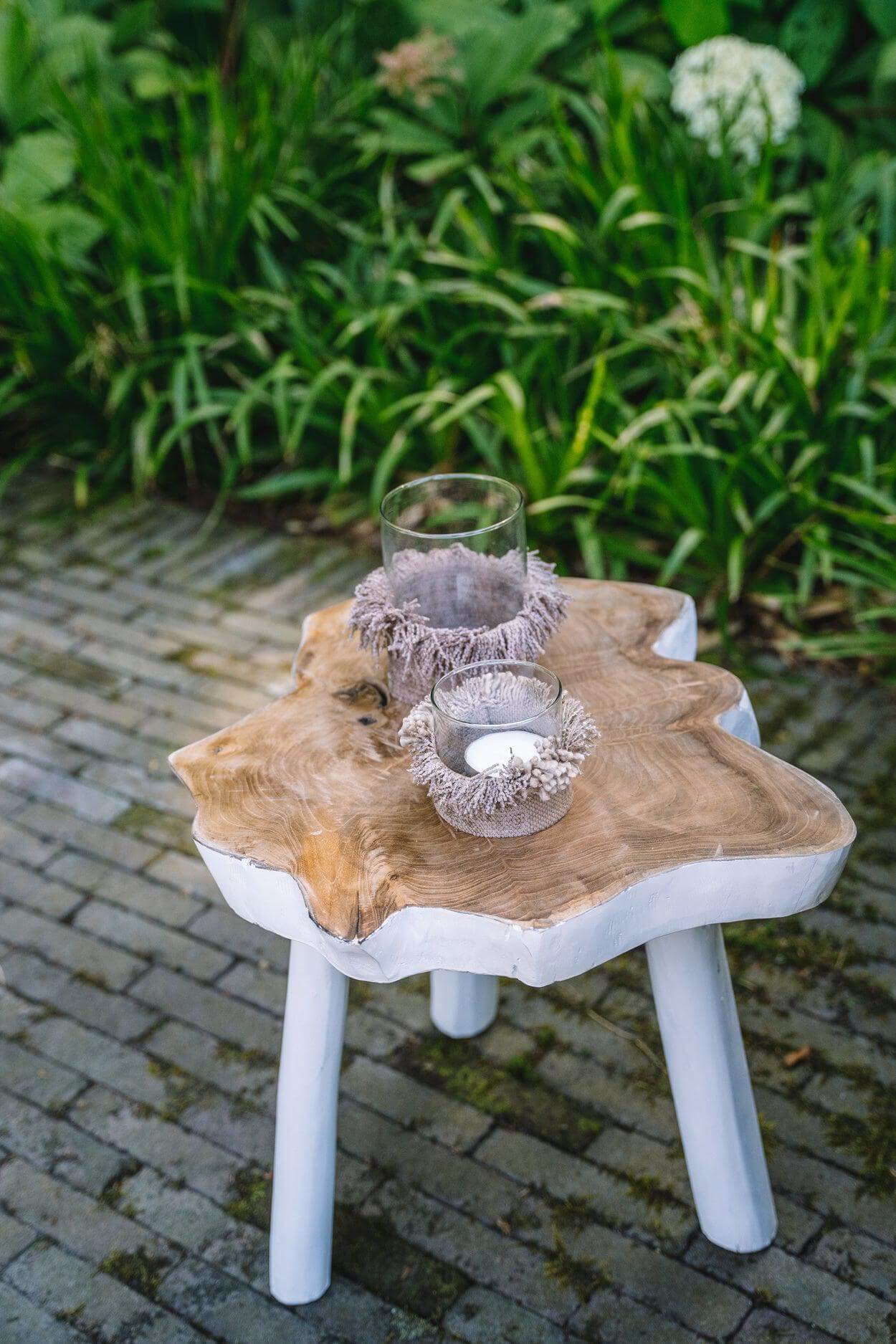 De Organic Bijzettafel in Naturel Wit, met drie poten en organische vorm, perfect voor binnen en overdekt terras. Stijlvol bohemien nachtkastje.