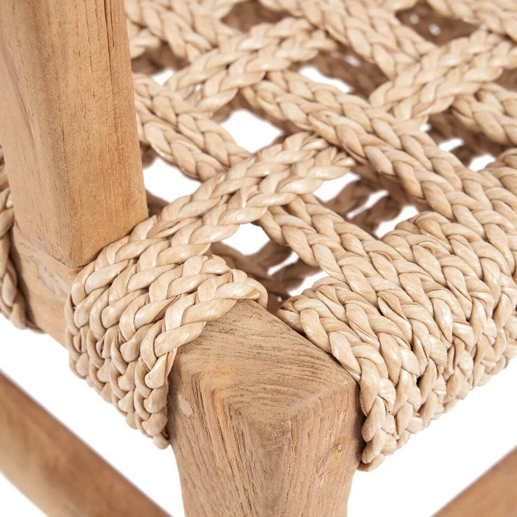 Detail van de Othonoi eetkamerstoel met gevlochten zitting en hoek van gerecycled teak, elegant en duurzaam design.
