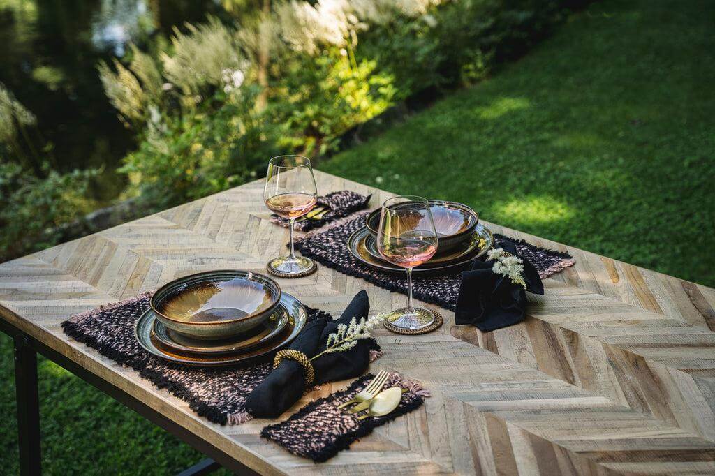 Stijlvolle tafel met De Ovale Comporta Kommen en glazen voor een elegante brunch in de tuin.