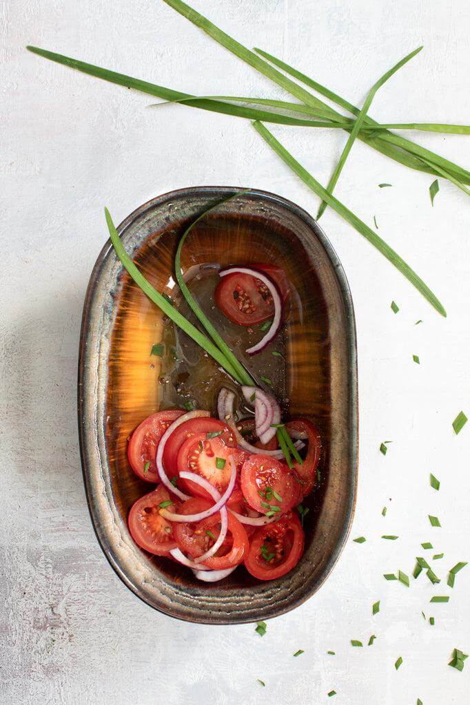 Portugese ovale keramische kom met salade, uien en tomaten, onderdeel van de stijlvolle Comporta Collectie.