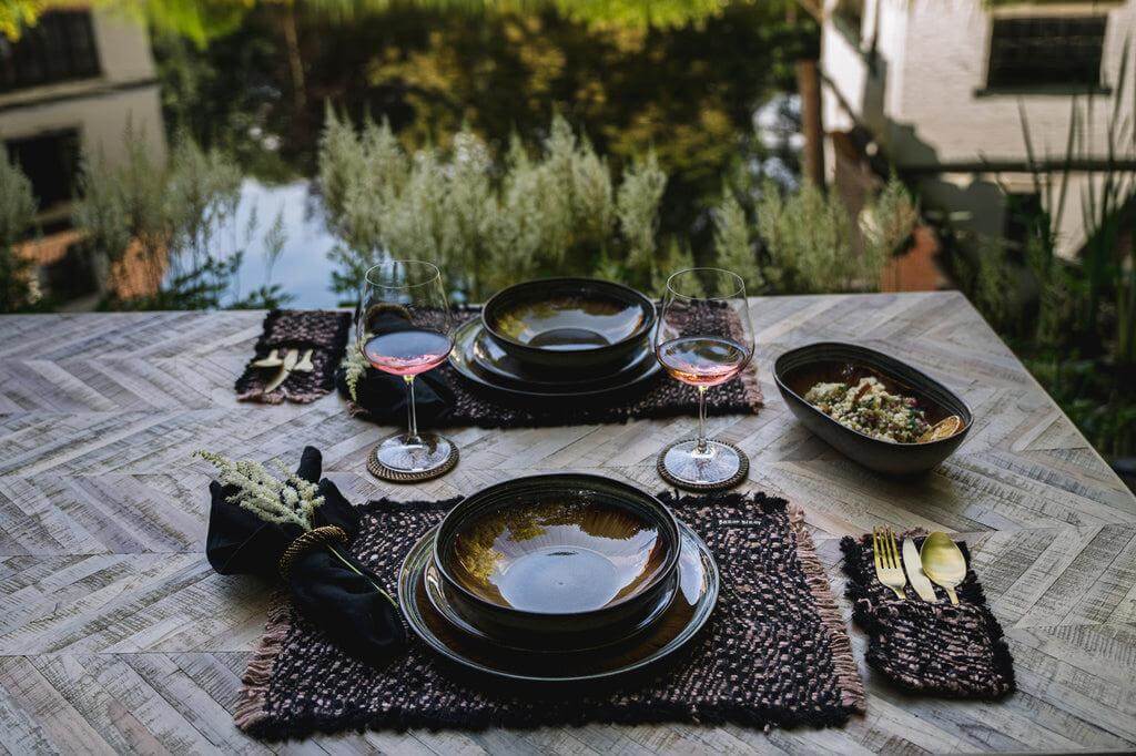 Stijlvolle tafelset met Portugese keramische kommen uit de Comporta Collectie, ideaal voor brunch of diner in de buitenlucht.