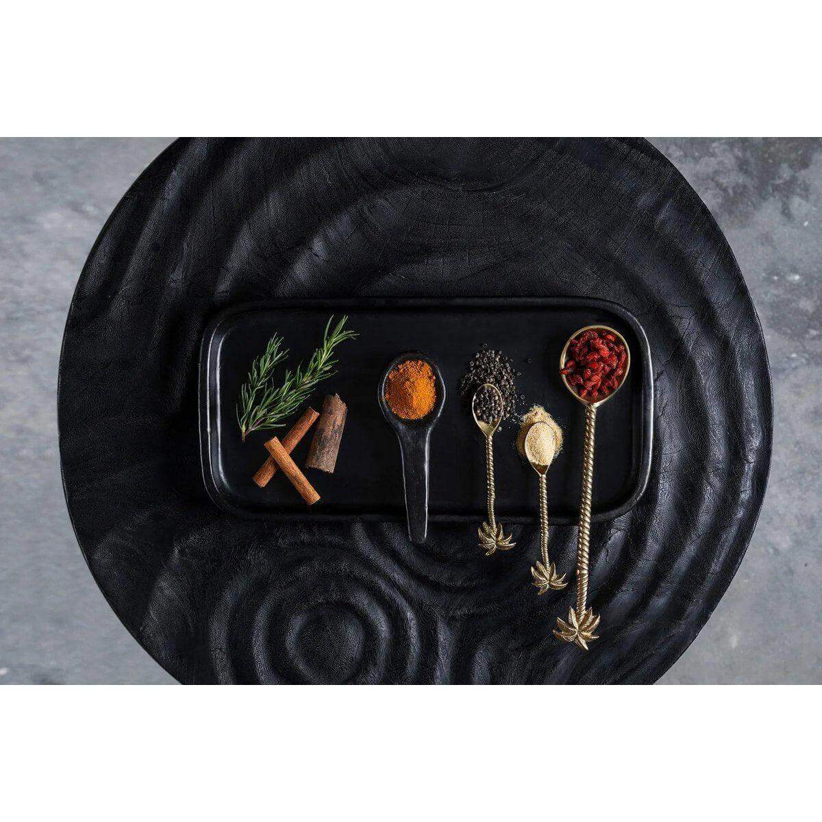 Stijlvolle gouden saladelepel met palmbomendetail op schaal, omringd door kruiden en specerijen, pure luxe voor je tafelsetting.