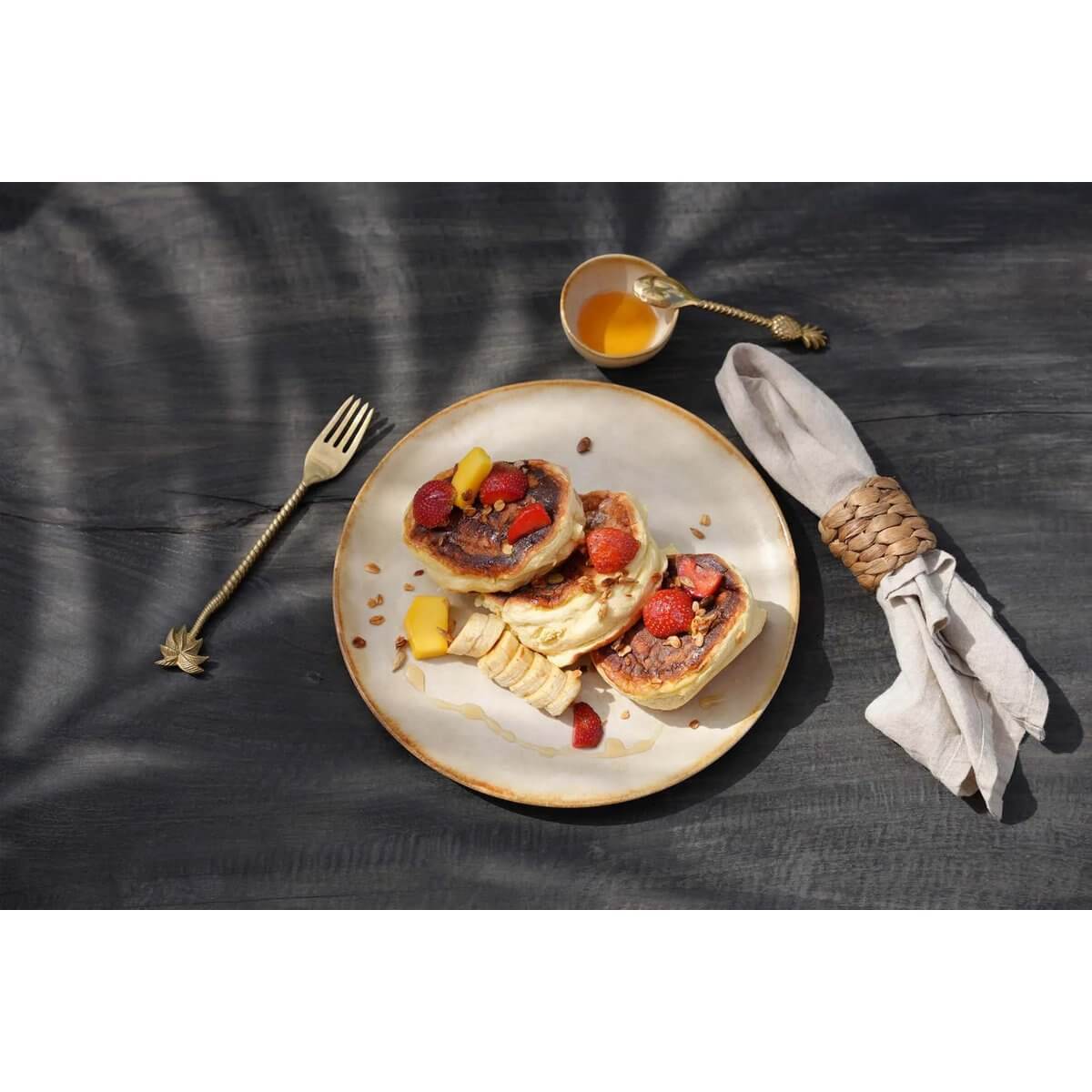 Elegant bohemian brunch setting with De Palmboomvork - Goud, featuring tropical brass cutlery and delicious pancakes.