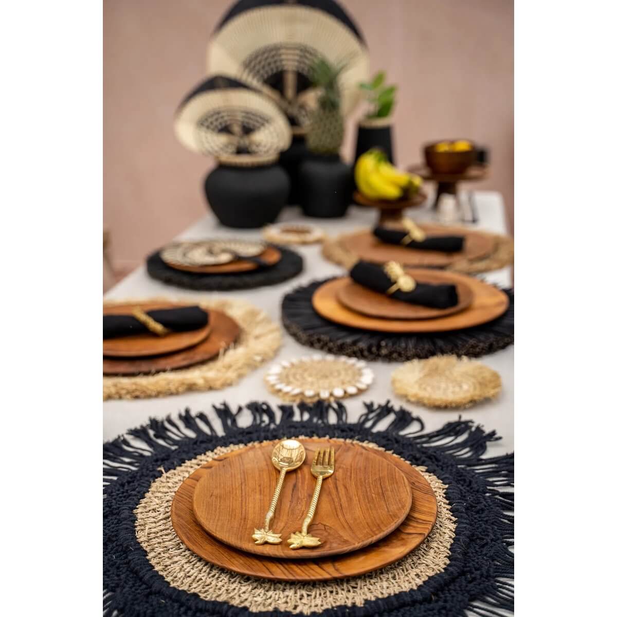 Elegant table setting featuring De Palmboomvork - Goud with Bohemian style, showcasing luxurious solid brass cutlery with tropical design.