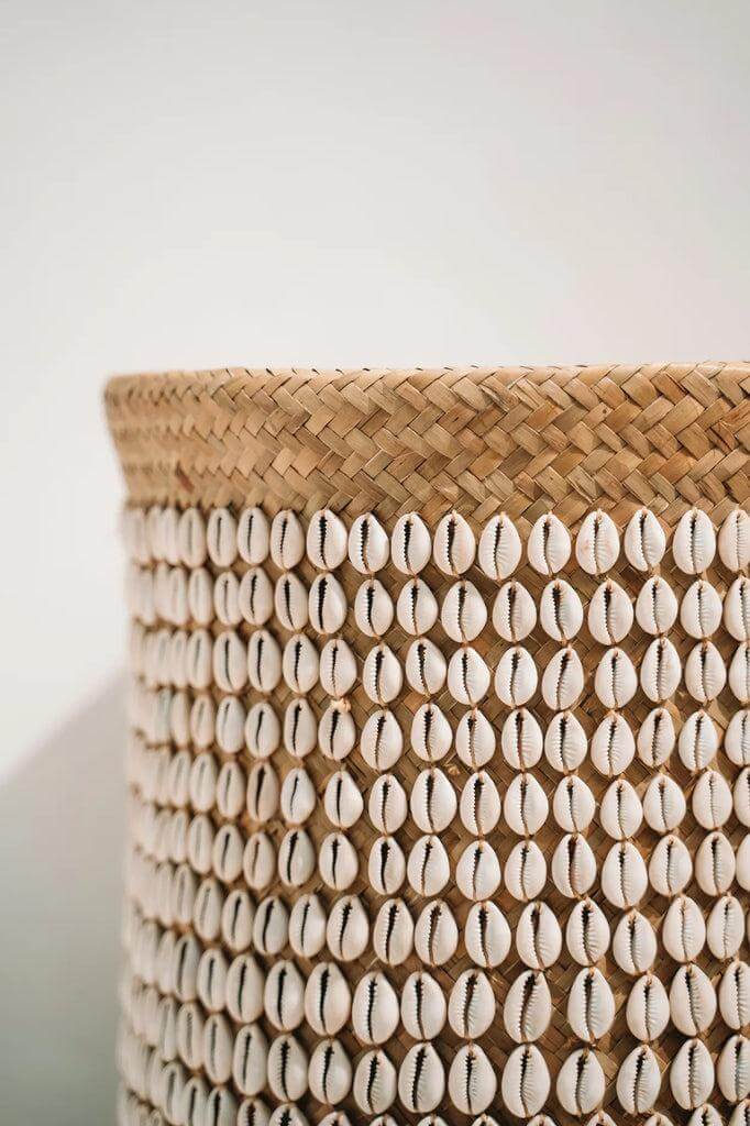 Handgemaakte Pandan mand versierd met schelpen uit Bali, natuurlijk wit, ideaal als decoratieve opbergmand.