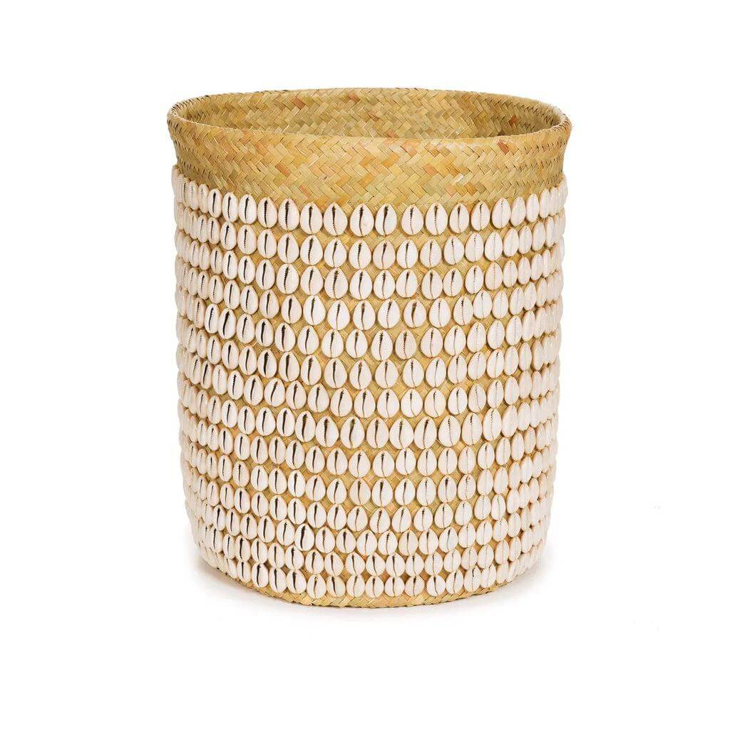 Prachtige handgemaakte mand van pandan met schelpen, ideaal voor wasgoed of planten; natuurlijke wit tint, 40 cm hoog.