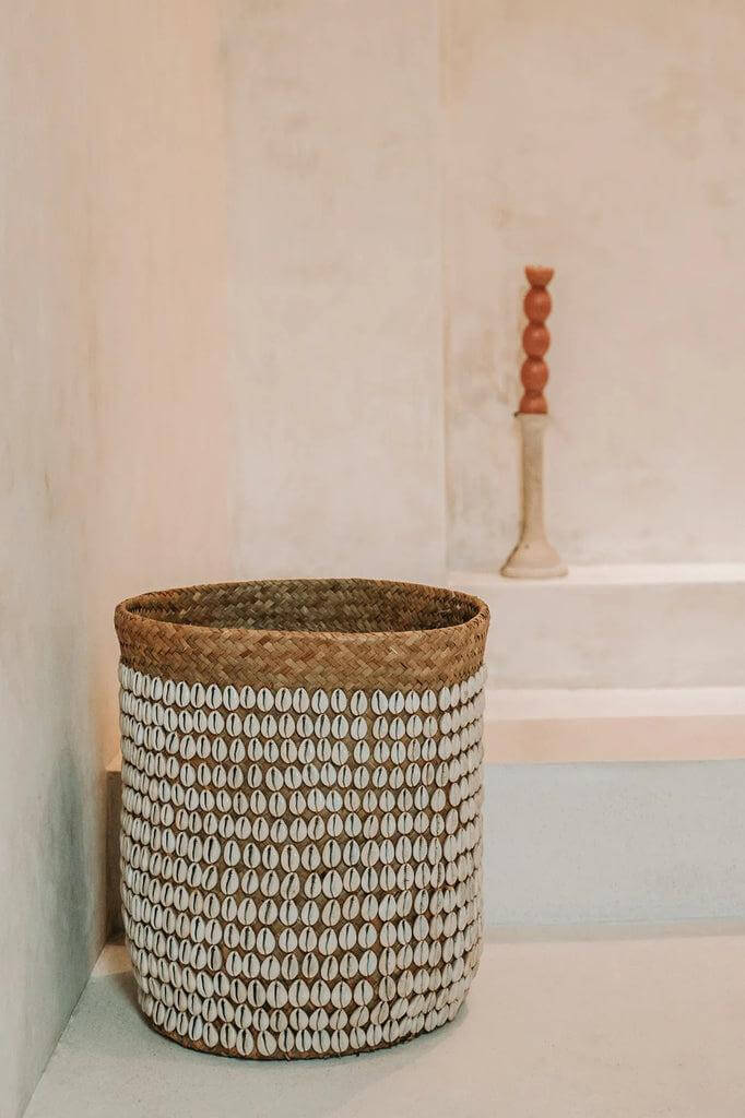 Prachtige gevlochten pandan mand versierd met schelpen, handgemaakt op Bali, perfect voor decor of als opbergmand in huis. Kleur: naturel wit.