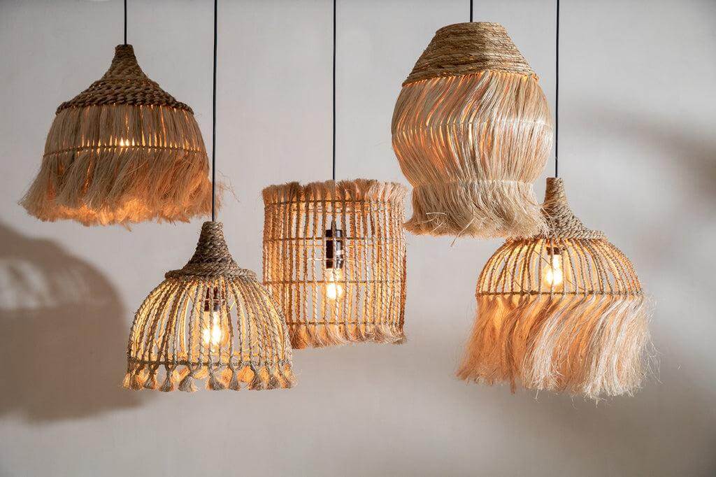 Handgemaakte hanglampen van gras in natuurlijke kleuren, perfect voor slaapkamer of woonkamer, met EU standaard Type C plug.