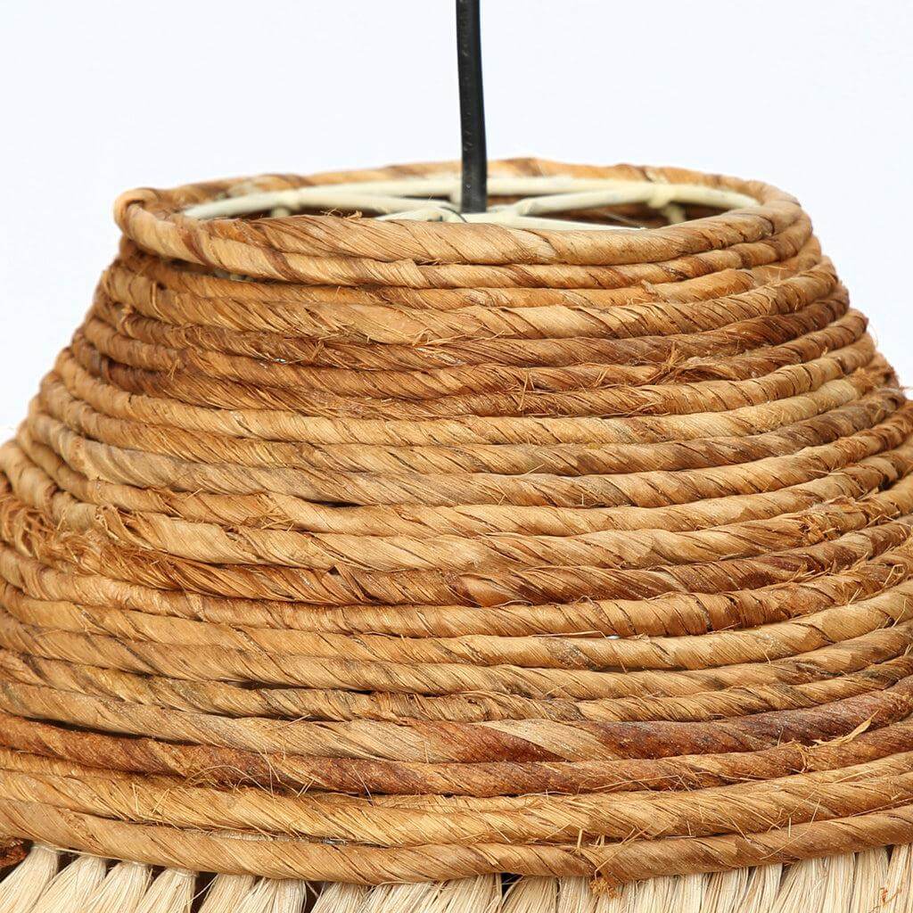 Close-up van de handgemaakte De Pencil Skirt hanglamp in natuurlijke gras kleur, ideaal voor interieurdecoratie in slaapkamer of woonkamer.