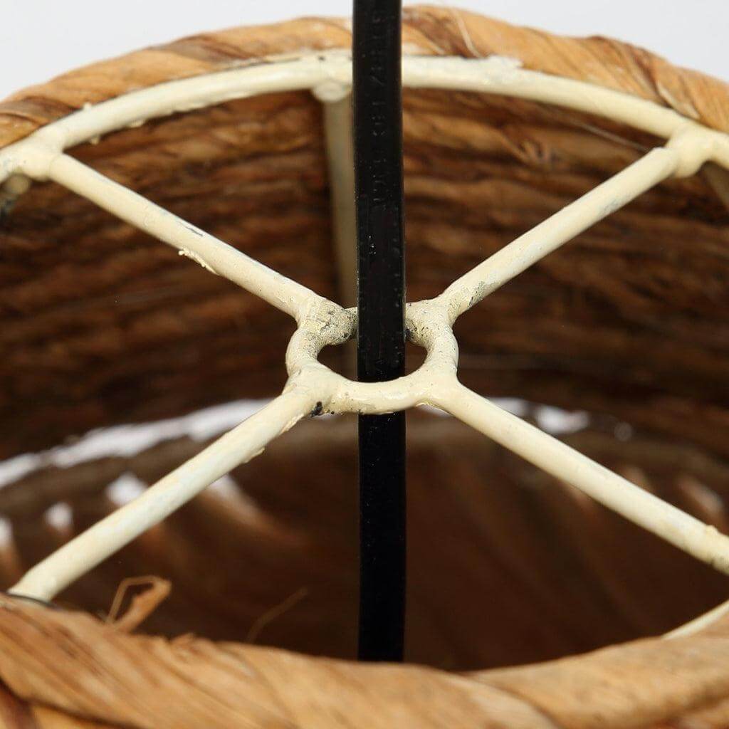 Binnenkant van een handgemaakte natuurlijke hanglamp met grasmateriaal, toont de detaillering van de structuur. Perfect voor sfeervol wonen.