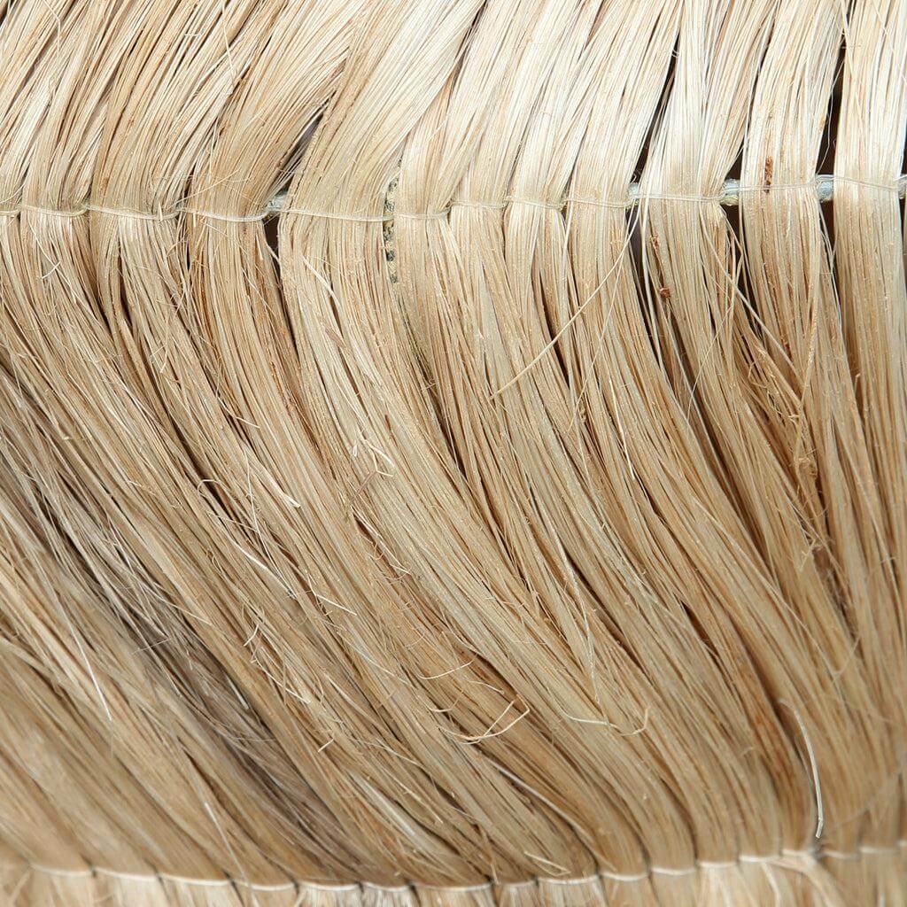Detail van De Pencil Skirt Hanglamp in natuurlijke grasmaterialen.