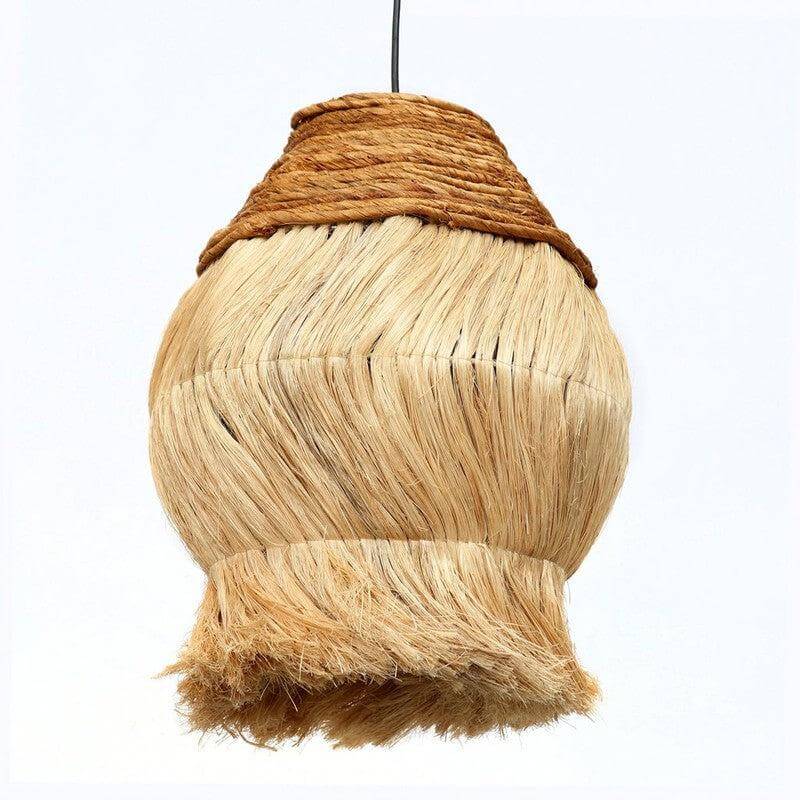 Alt Tag: Handgemaakte De Pencil Skirt hanglamp in natuurlijke grasvezel, perfect voor slaapkamer of woonkamer, inclusief EU standaard bekabeling.