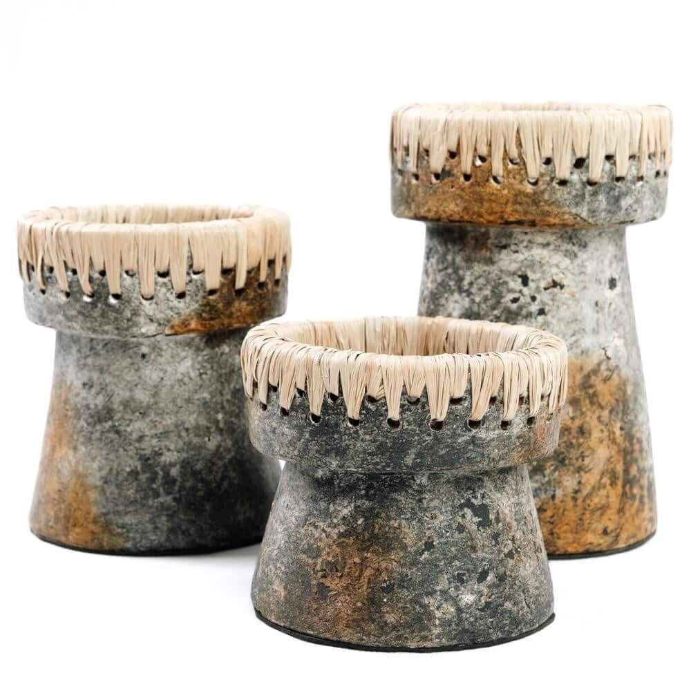 Antieke grijze kaarsenhouders met raffia-accent, set van 3, stijlvolle decoratie voor elk interieur.