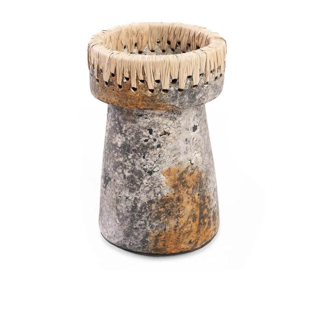 Antiek grijze kaarsenhouder met raffia-accent, 20 cm hoog. Elegante terracotta decoratie voor tafel of badrand.
