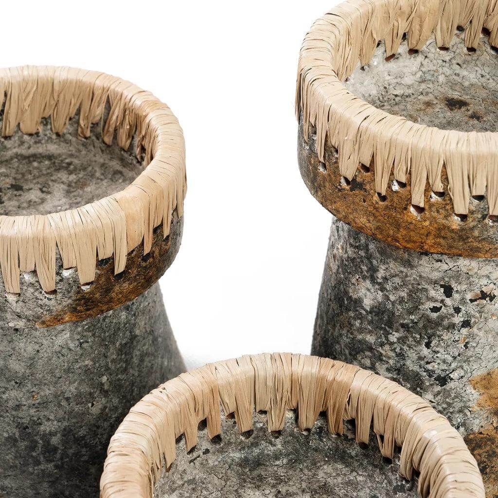 Drie antiek grijze terracotta kaarsenhouders met raffia-accent, ideaal voor stijlvolle decoratie.