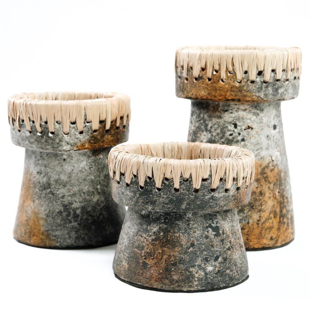 Drie Pretty kaarsenhouders van antiek grijs terracotta met raffia-accent, stijlvolle tafeldecoratie in verschillende hoogtes.
