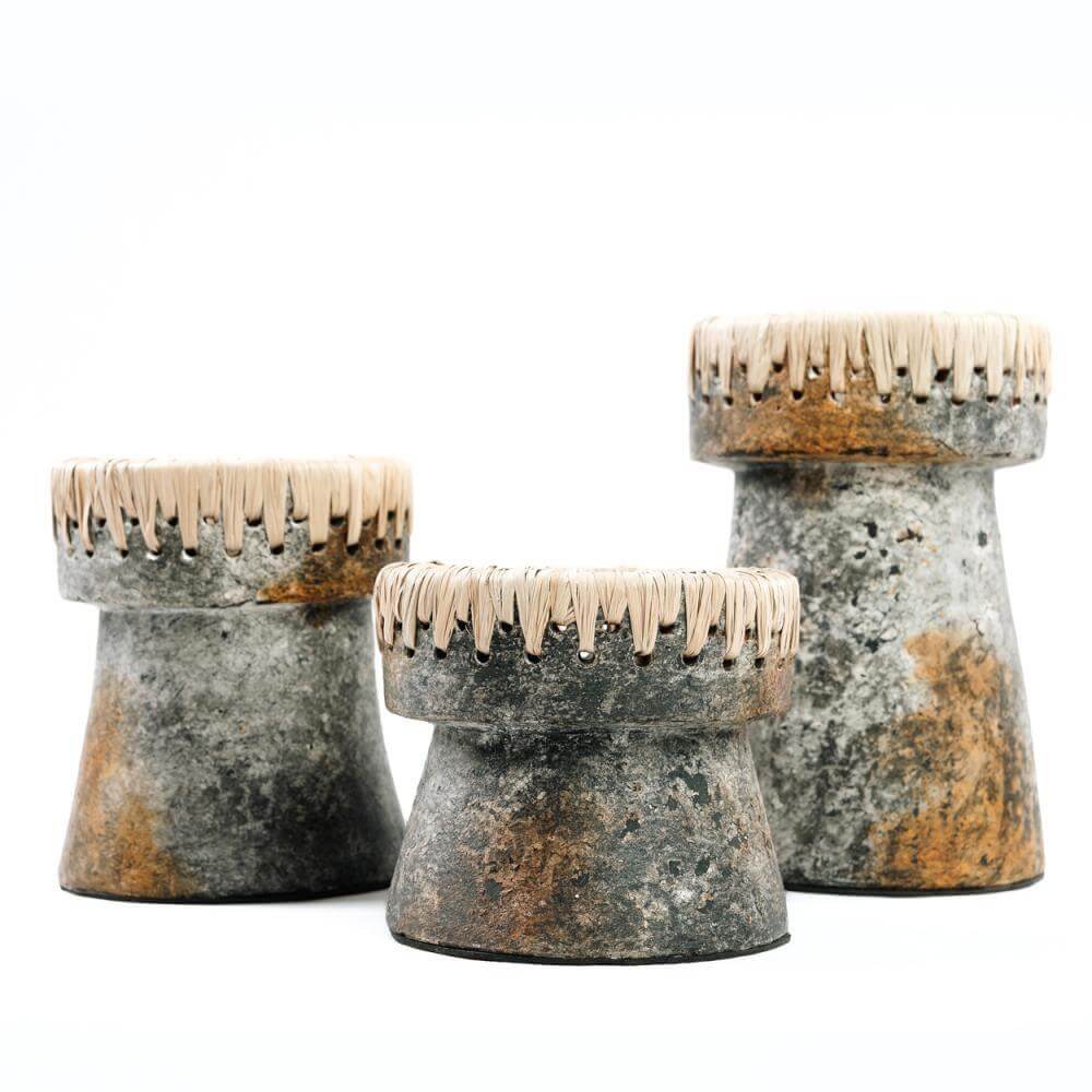 Drie De Pretty Kaarsenhouders in antiek grijs met raffia, elegante terracotta kandelaars voor stijlvolle kamerdecoratie.