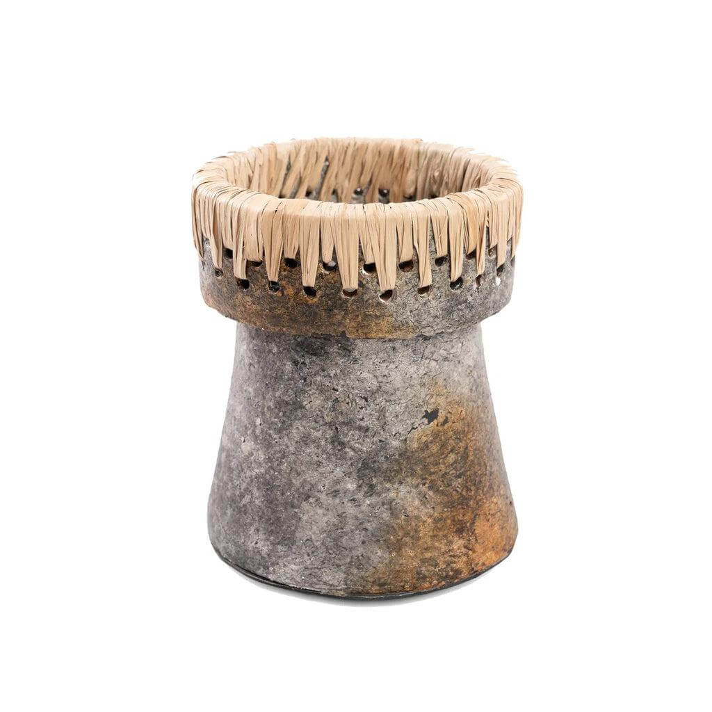 Alt Tag: De Pretty Kaarsenhouder in antiek grijs met raffia-accent, elegante terracotta kandelaar, 16 cm hoog, sfeervolle toevoeging.
