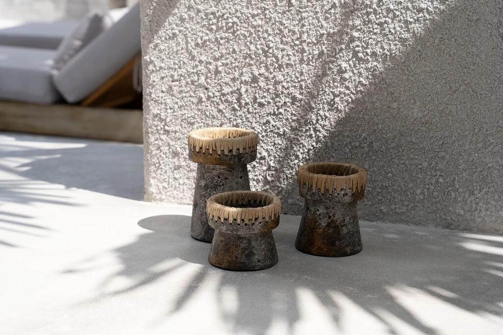 Alt Tag: Stijlvolle Pretty kandelaar in antiek grijs terracotta met raffia-accent, perfecte decoratie voor elke kamer. Beschikbaar in drie hoogtes.