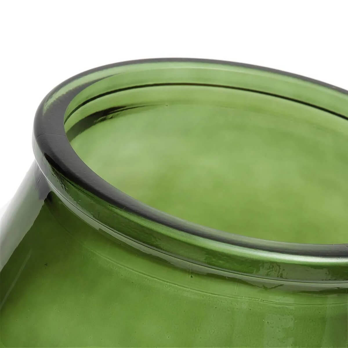 Close-up of De Qiezi Vaas in green recycled glass, showcasing smooth edges and bohemian style for modern, eco-friendly decor.