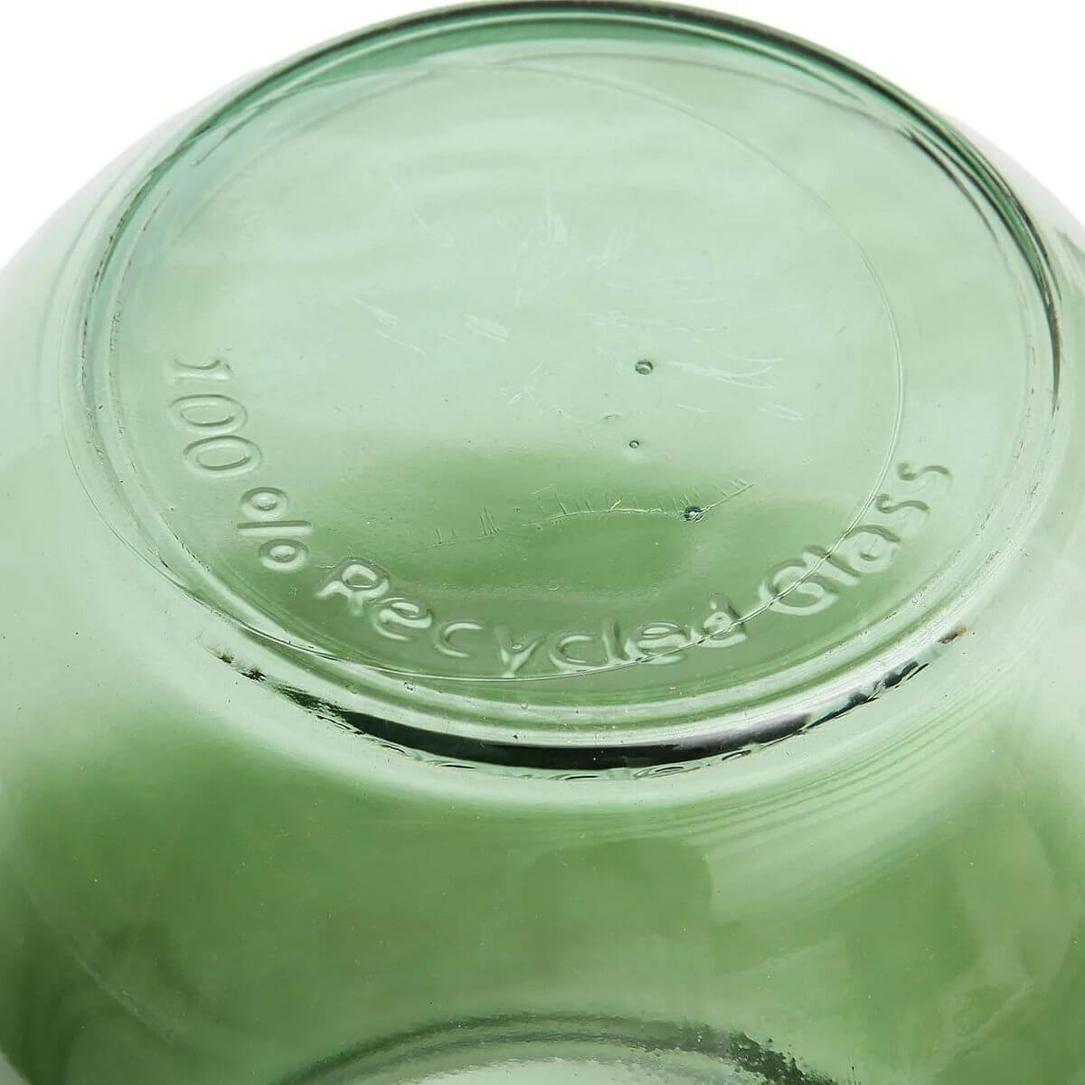 Close-up of the base of the Bohemian-style De Qiezi Vaas in green, showcasing its 100% recycled glass composition.