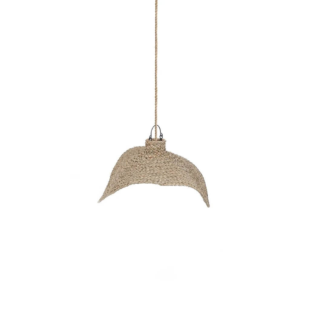 De Qubba hanglamp M in natuurlijke geweven waterhyacint, organische vorm, creëert gezellige lichtpatronen. Stijlvol en uniek design.