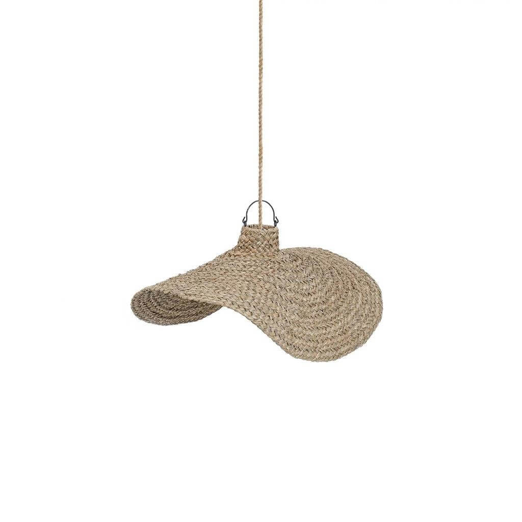 De Qubba hanglamp van geweven waterhyacint in organische vorm, natuurlijke uitstraling, medium, creëert gezellige lichtpatronen.