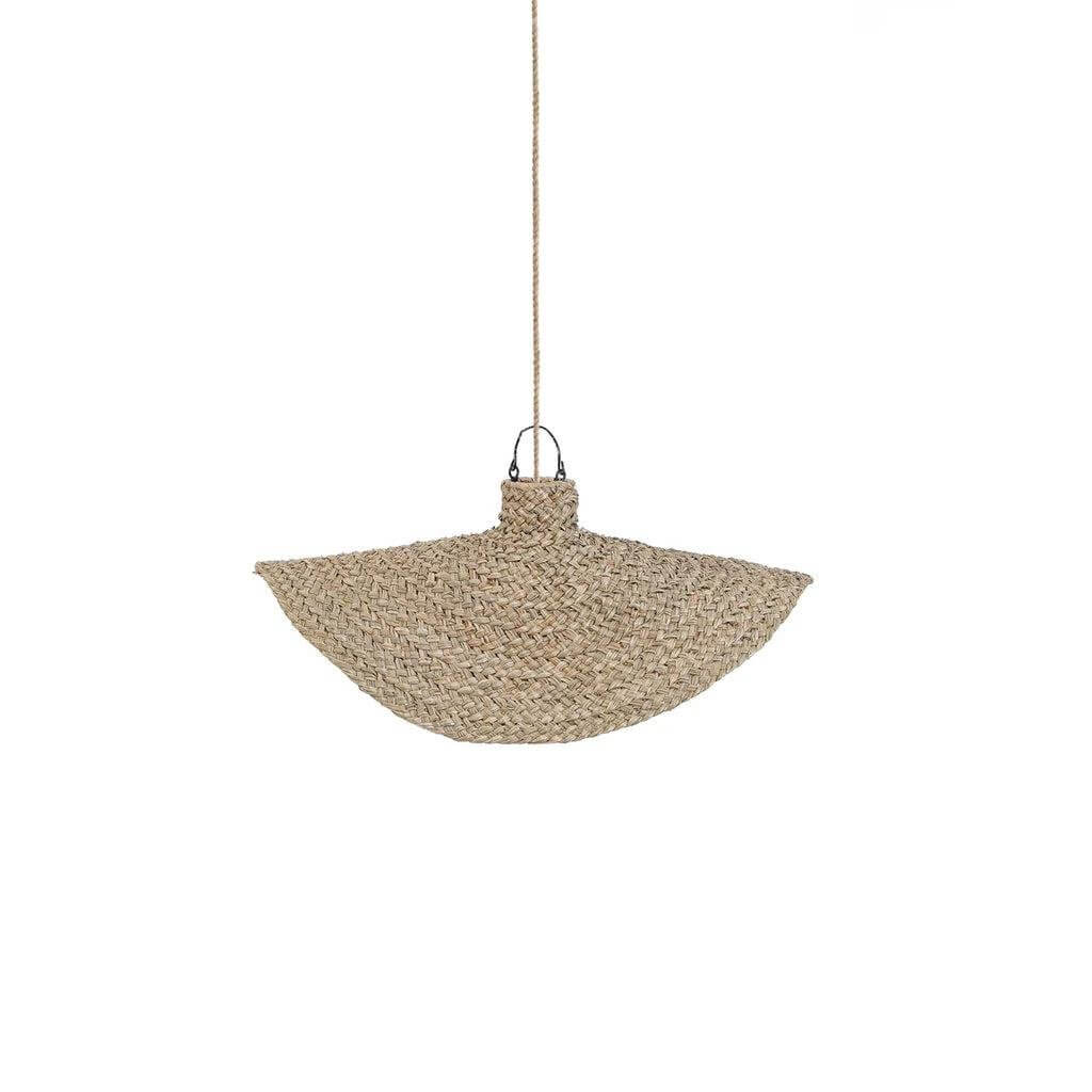 Alt Tag: De Qubba hanglamp in natuurlijke, middelgrote uitvoering van geweven waterhyacint, ideaal voor sfeervolle lichtpatronen.
