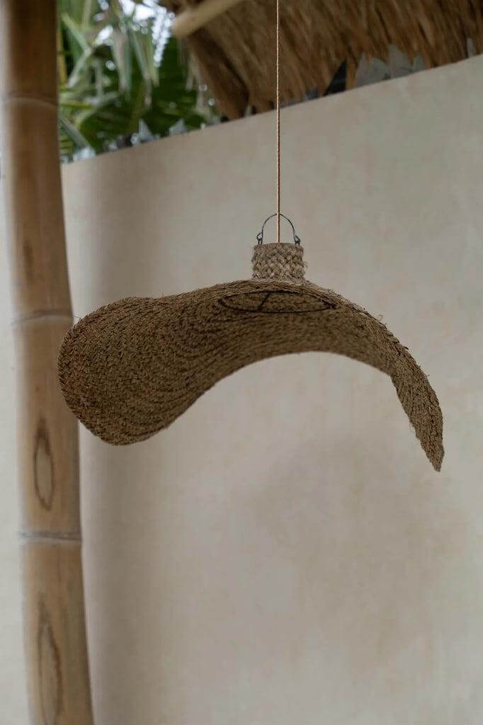 De Qubba hanglamp van geweven waterhyacint in een organische vorm, ideaal voor een natuurlijke look in huis.