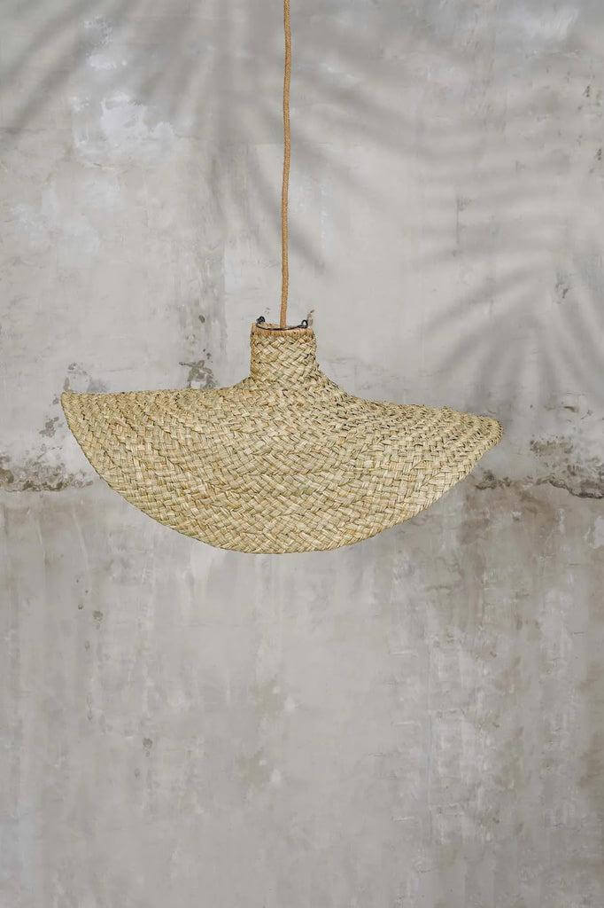 Organische Qubba hanglamp van gevlochten waterhyacint voor een natuurlijke uitstraling en warme lichtpatronen in jouw interieur.